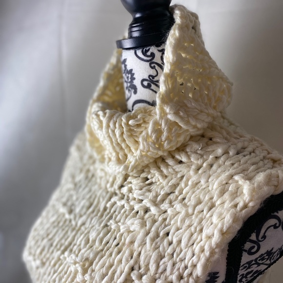 BCBG Super chunky knit sleeveless cowl neck top. - Picture 4 of 8